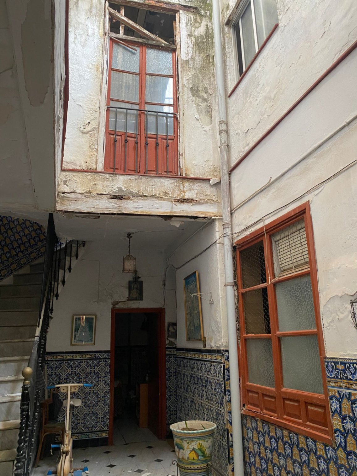 Edificio para rehabilitar en el centro de Sevilla, junto a la Alameda