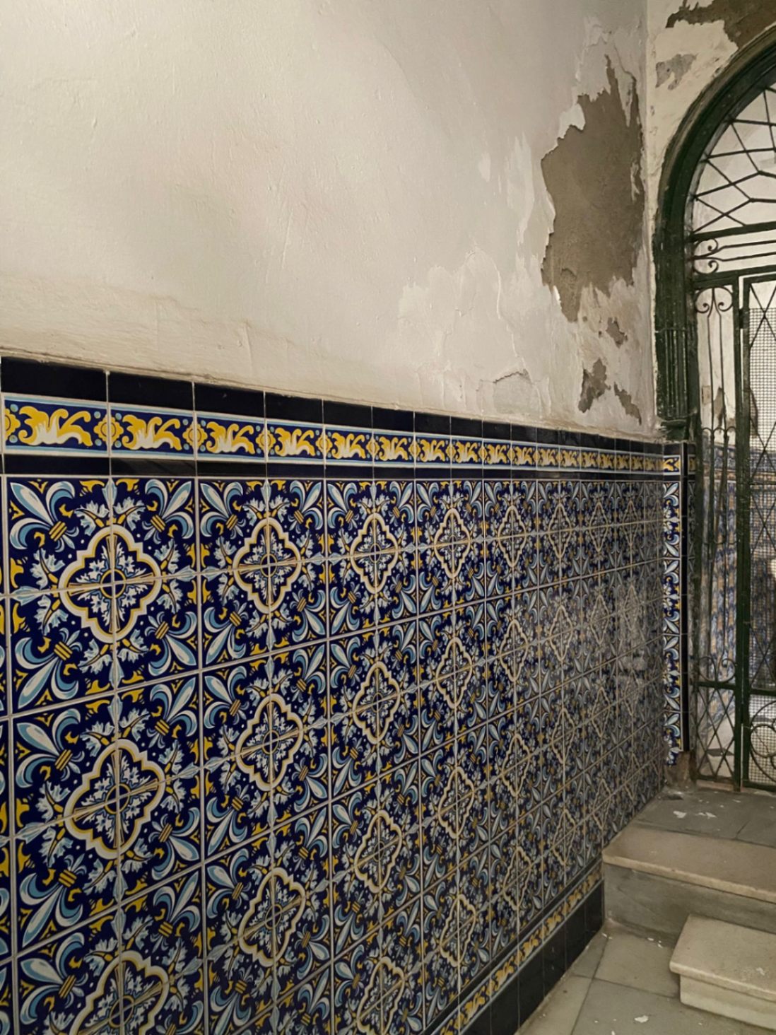 Edificio para rehabilitar en el centro de Sevilla, junto a la Alameda