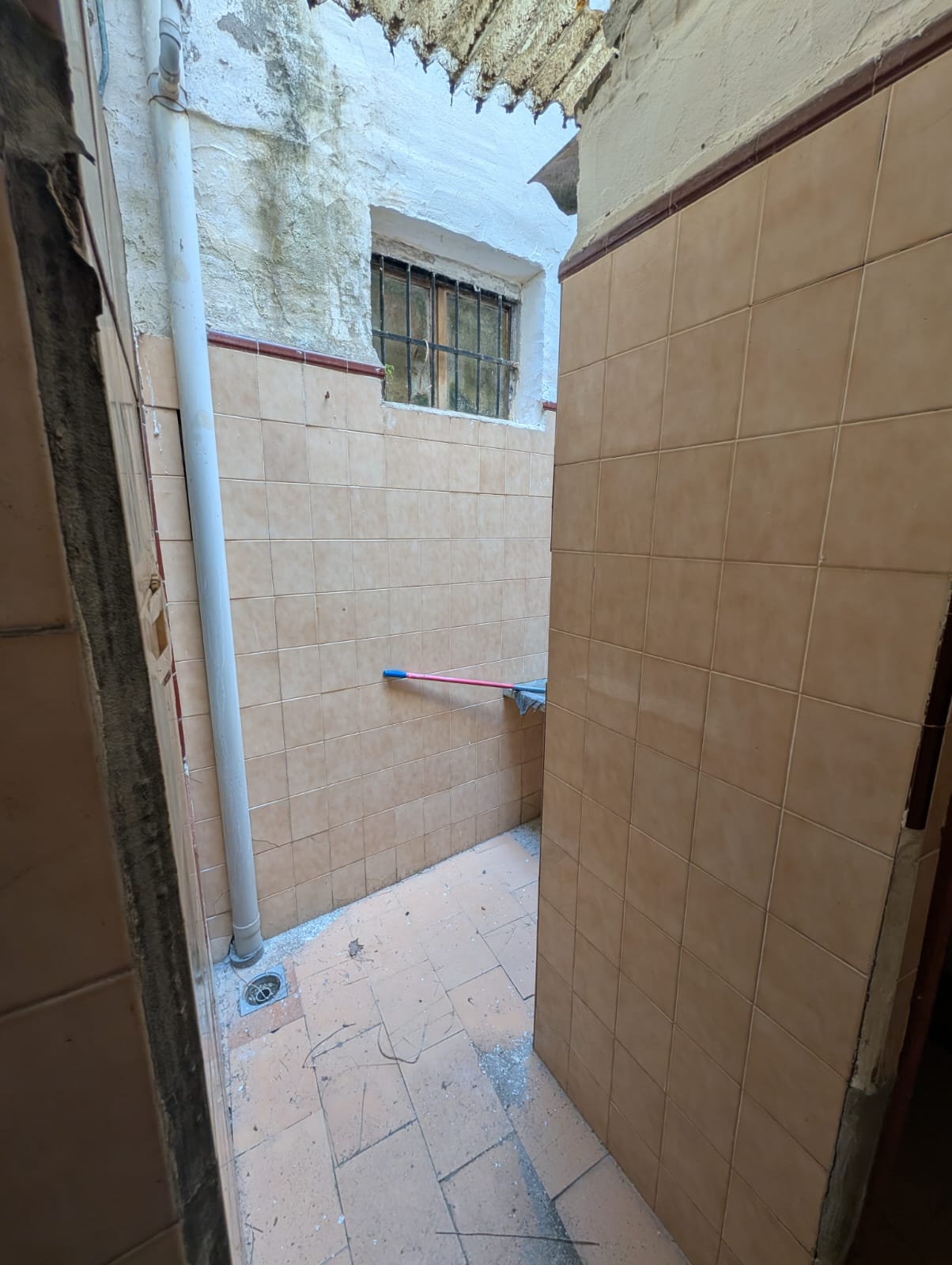 Edificio para rehabilitar en el centro de Sevilla, junto a la Alameda