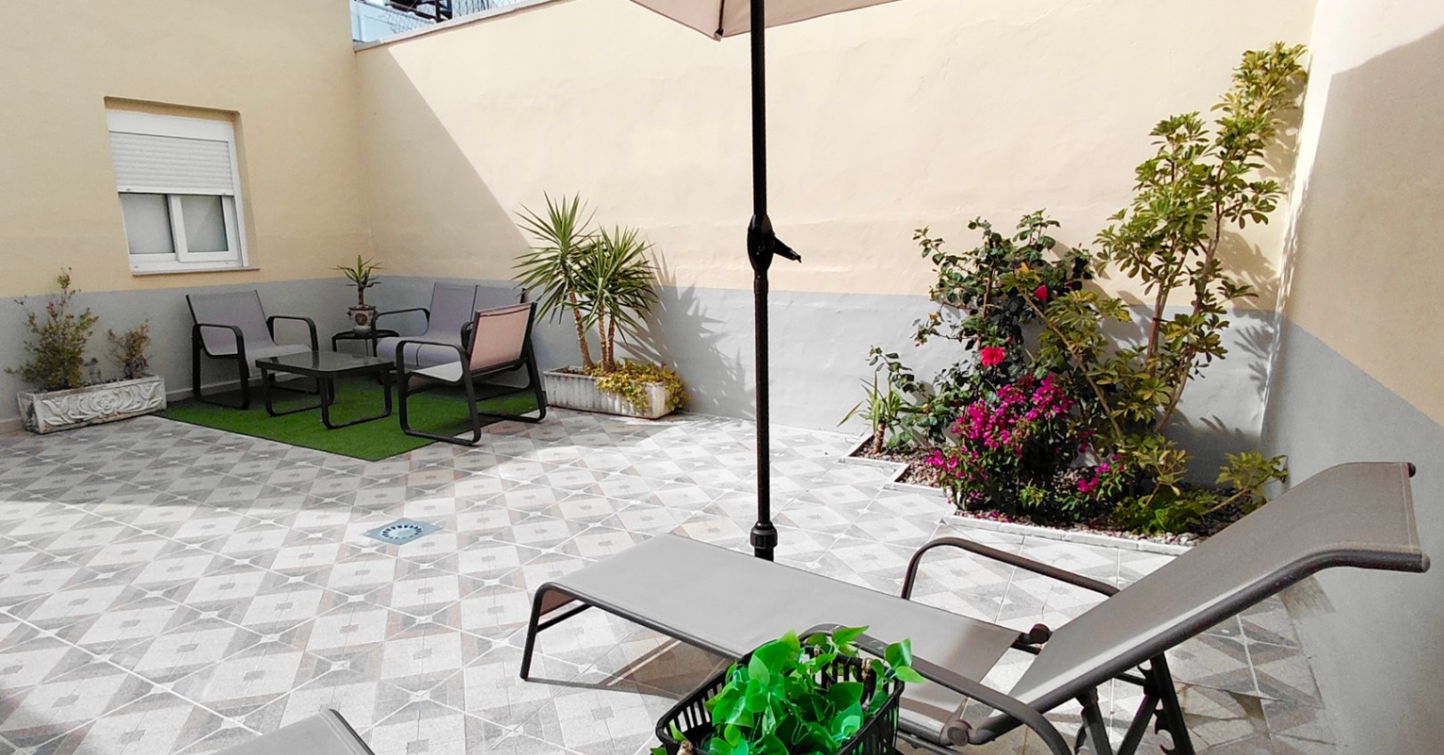 CHALET INDEPENDIENTE CON 4 DORMITORIOS, PARCELA Y APARCAMIENTO PROPIO EN CHICLANA